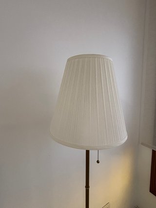 Lámpara de pie dorada con pantalla