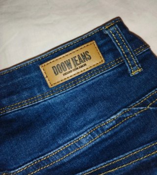 Pantalón vaquero elástico con rotos pitillo.