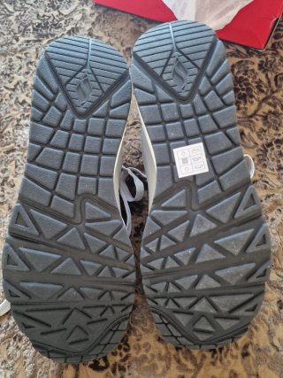 Zapatillas Skechers grises y blancas
