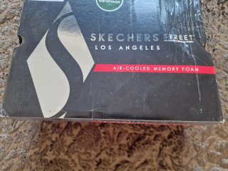 Zapatillas Skechers grises y blancas