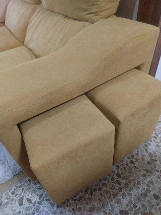 Sofá modular amarillo en buen estado