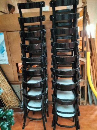 18 Sillas de madera negras y blancas