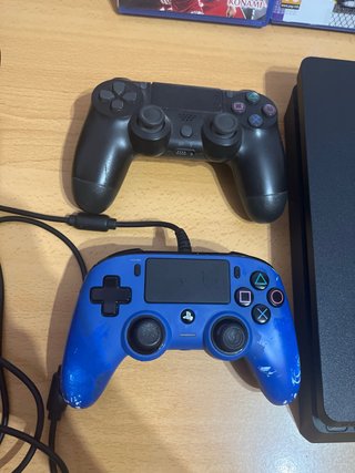 PS4 Slim + 2 mandos y 3 juegos