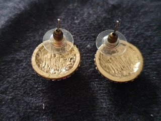 Pendientes clásicos con cabujón negro y oro