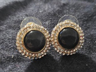 Pendientes clásicos con cabujón negro y oro