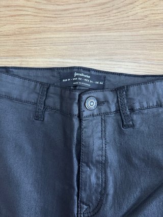 Pantalones pitillo efecto piel Stradivarius