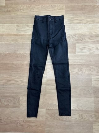 Pantalones pitillo efecto piel Stradivarius