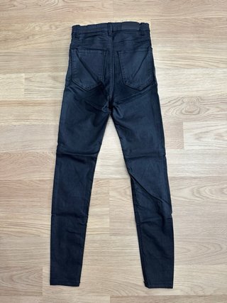 Pantalones pitillo efecto piel Stradivarius