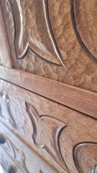 Cajonera rústica madera tallada