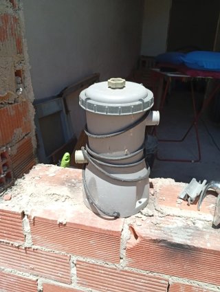 Bomba de piscina gris de plástico