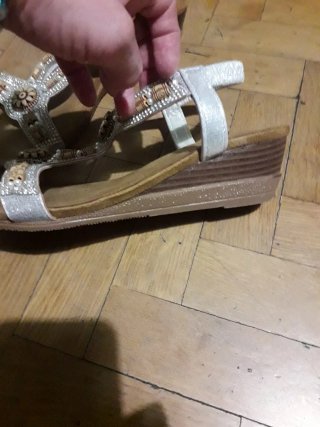 Sandalias plateadas adornadas