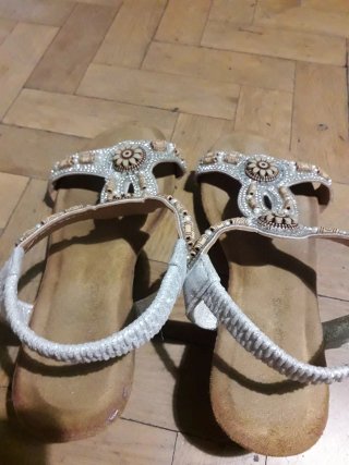 Sandalias plateadas adornadas