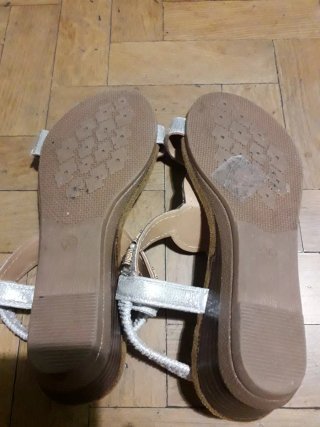 Sandalias plateadas adornadas