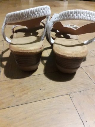 Sandalias plateadas adornadas