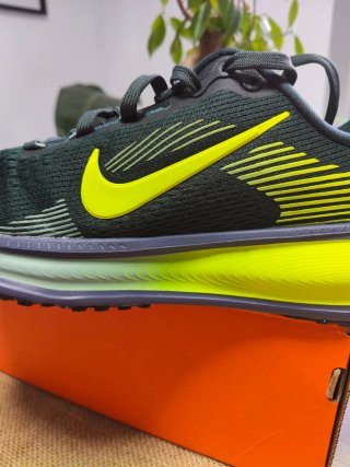 Nike Vomero 18 Verde y Amarillo