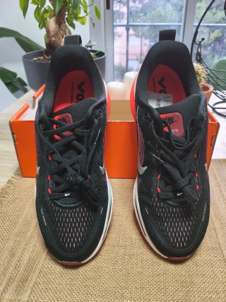 Nike Vomero 18 Negro/Rojo