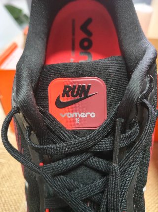 Nike Vomero 18 Negro/Rojo