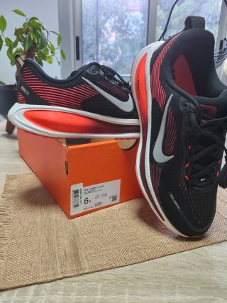 Nike Vomero 18 Negro/Rojo
