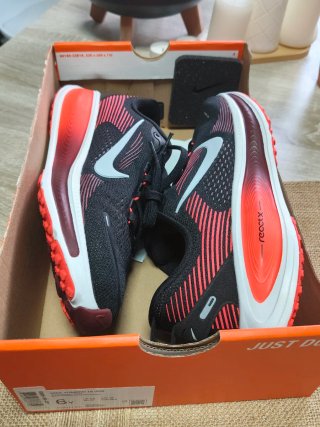 Nike Vomero 18 Negro/Rojo