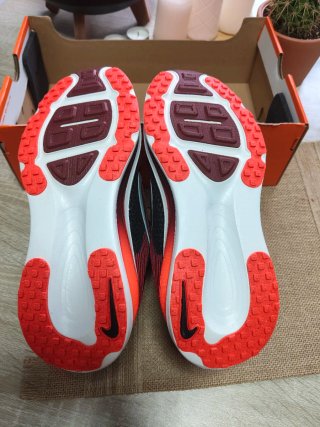 Nike Vomero 18 Negro/Rojo
