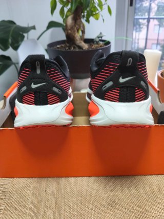 Nike Vomero 18 Negro/Rojo