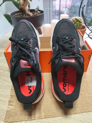 Nike Vomero 18 Negro/Rojo