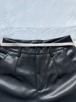 Pantalón de cuero negro