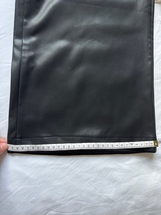 Pantalón de cuero negro