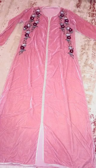 Vestido rosa largo con bordado floral