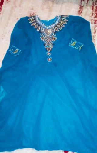 Vestido azul con bordado dorado