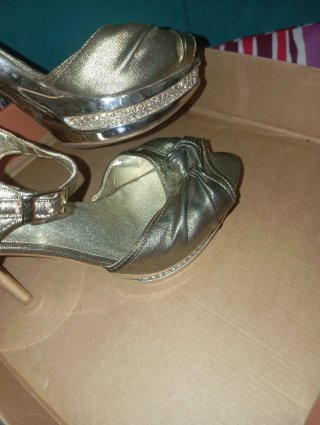 Sandalias de fiesta doradas y plateadas