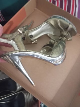 Sandalias de fiesta doradas y plateadas