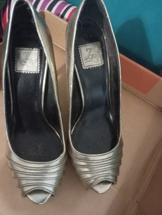 Sandalias de fiesta doradas y plateadas