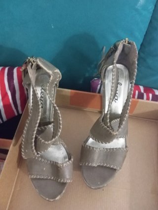 Sandalias de fiesta doradas y plateadas