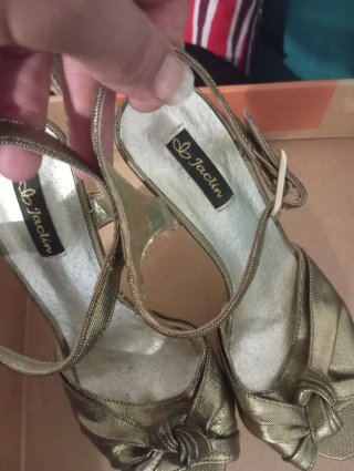 Sandalias de fiesta doradas y plateadas