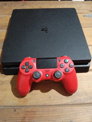 PS4 Slim Nera + Controller Rosso