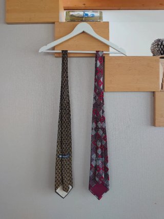 Corbatas de hombre: roja y dorada