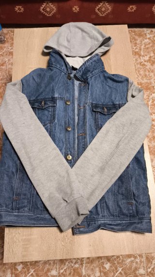 Chaqueta vaquera con capucha gris