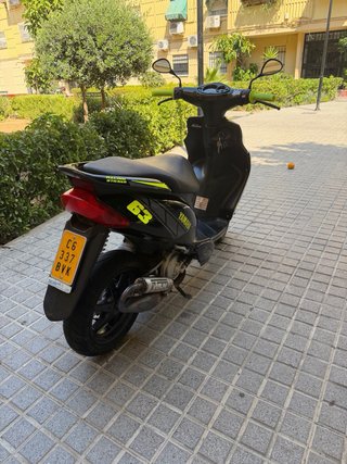 Yamaha Jog RR Negra y Amarilla