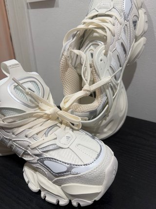Zapatillas deportivas blancas sin estrenar.