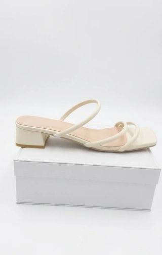 Sandalias tacón bajo tiras crema