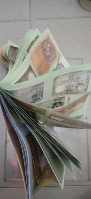 Billetes y monedas antiguas y mechero mecha