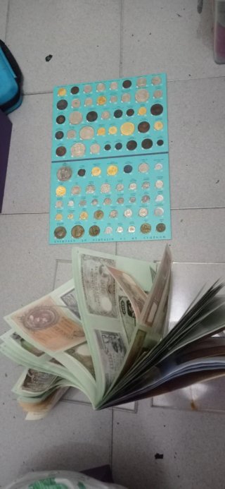 Billetes y monedas antiguas y mechero mecha
