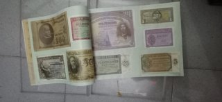 Billetes y monedas antiguas y mechero mecha