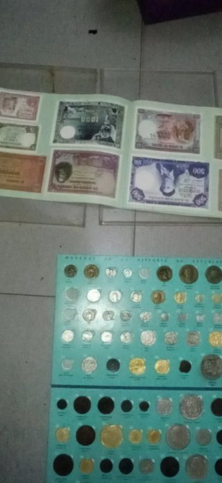 Billetes y monedas antiguas y mechero mecha