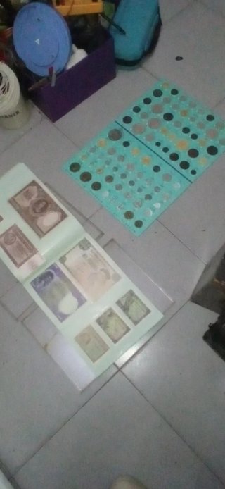 Billetes y monedas antiguas y mechero mecha