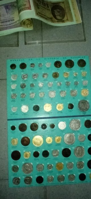 Billetes y monedas antiguas y mechero mecha