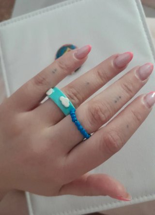 Anillo azul con nubes y cuentas