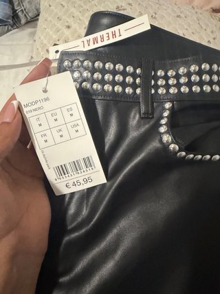 Pantalones negros con tachuelas