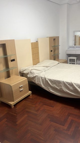Mueble de madera con espejo